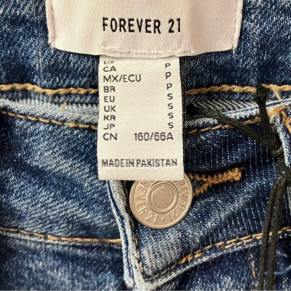 NWT FOREVER 21 Straight Leg High Rise Jeans SMALL Slim Stretch Academia Cowgirl